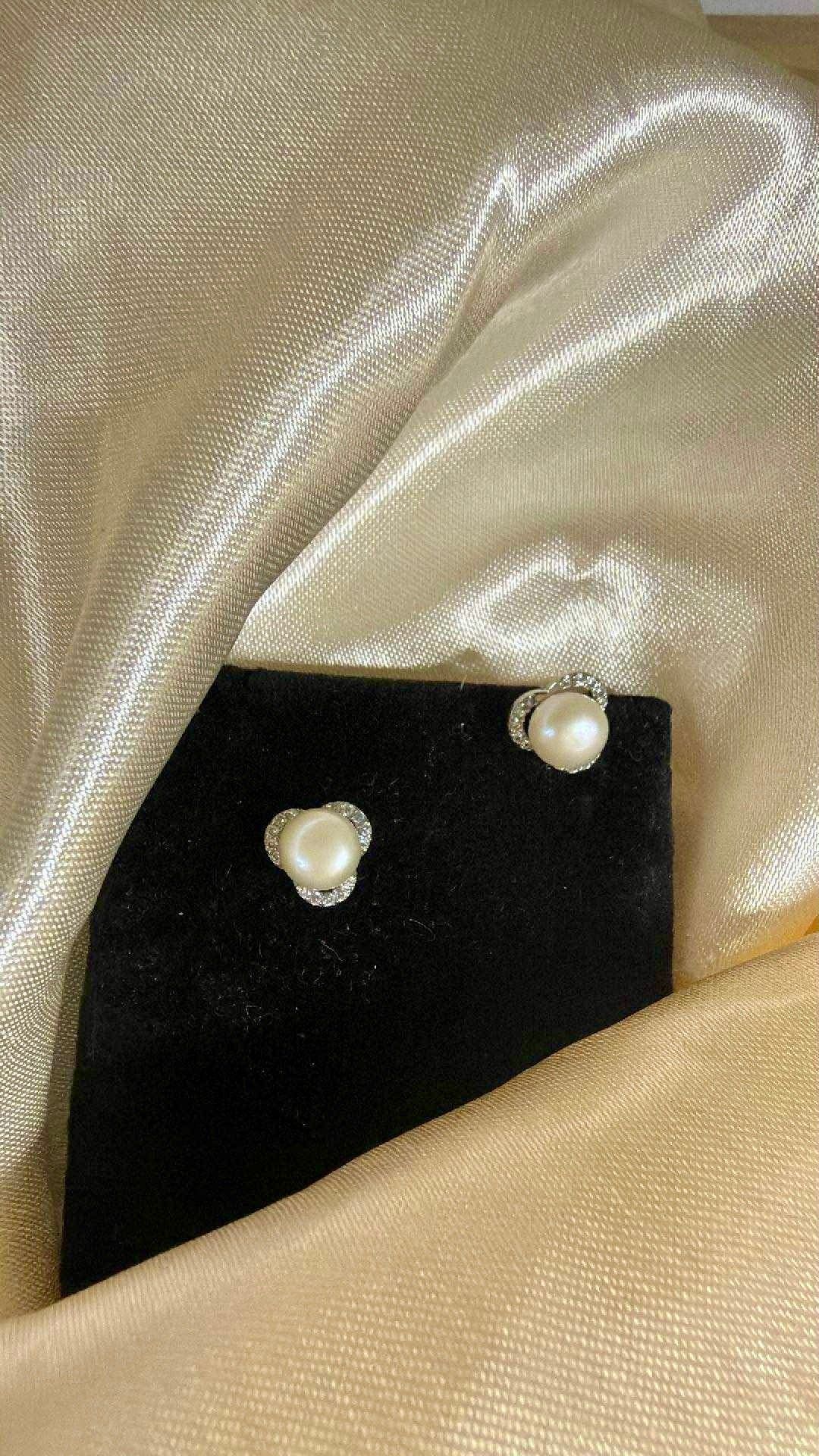 White Button Pearl Flower Stud Earrings